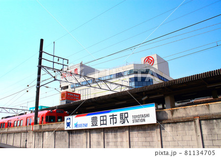 豊田市、名鉄豊田市駅に停車する電車の風景 豊田市、名鉄豊田市駅に停車する電車の風景 81134705