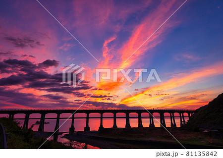 惣郷川橋梁と夕焼け 81135842