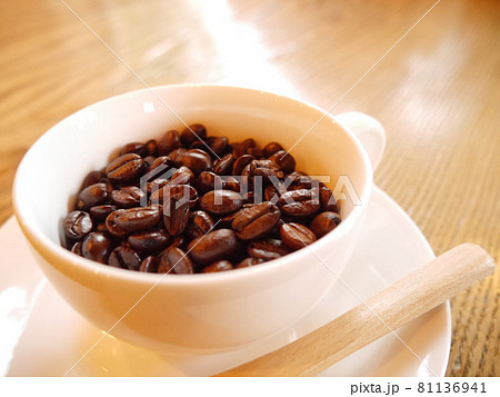 カップに入ったコーヒー豆 カップに入ったコーヒー豆 81136941