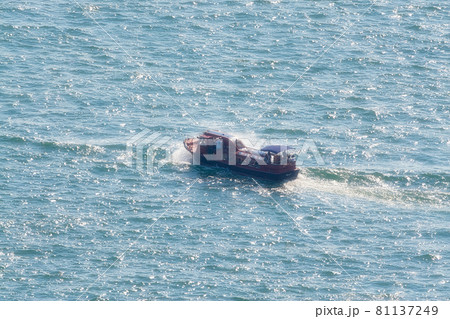 関門海峡に浮かぶ門司港レトロクルーズ船 関門海峡に浮かぶ門司港レトロクルーズ船 81137249