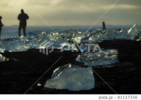 氷塊　ダイヤモンドビーチ　ヨークルスアゥルロゥン氷河湖　青く輝く宝石　氷河　アイスランド 81137356