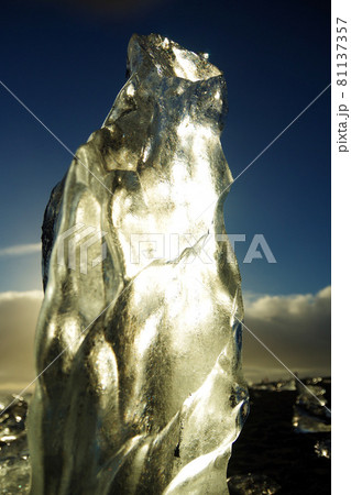 氷塊　ダイヤモンドビーチ　ヨークルスアゥルロゥン氷河湖　青く輝く宝石　氷河　アイスランド 81137357