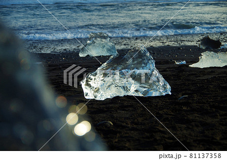 氷塊　ダイヤモンドビーチ　ヨークルスアゥルロゥン氷河湖　青く輝く宝石　氷河　アイスランド 81137358