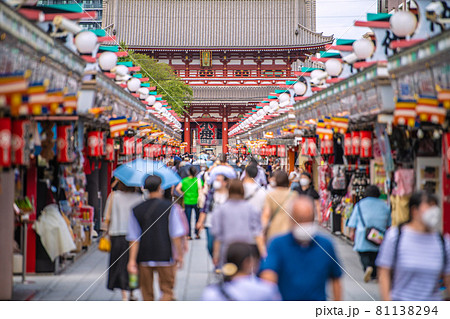 日本の東京都市景観 2万3917人全国最多・重症者1716人最多。高齢者天国化の浅草寺＝8月18日 81138294