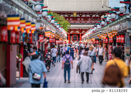 日本の東京都市景観 2万3917人全国最多・重症者1716人最多。高齢者天国化の浅草寺＝8月18日 81138295