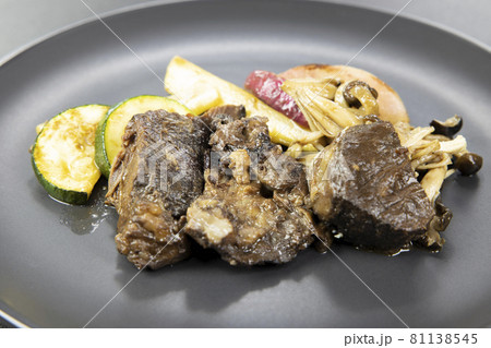牛ほほ肉赤ワイン煮 牛ほほ肉赤ワイン煮 81138545