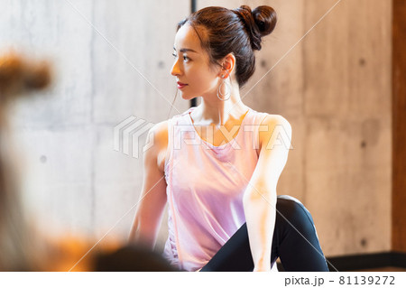 ストレッチをする女性 81139272