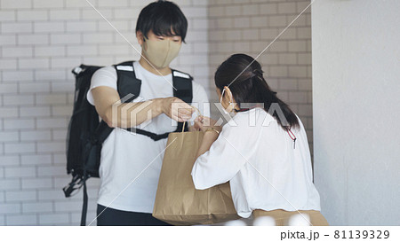 オフィスでデリバリーを受け取る女性 81139329