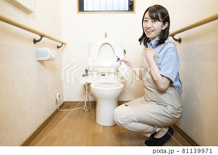 トイレをアルコールで消毒する女性作業員 トイレをアルコールで消毒する女性作業員 81139971