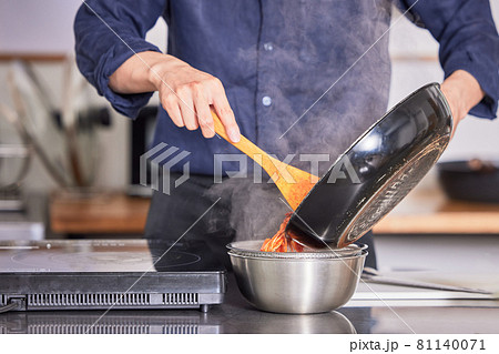 アメリケーヌソースを作る若い男性の手 料理男子イメージ アメリケーヌソースを作る若い男性の手 料理男子イメージ 81140071