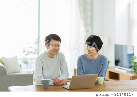 シニア夫婦 パソコン シニア夫婦 パソコン 81140117