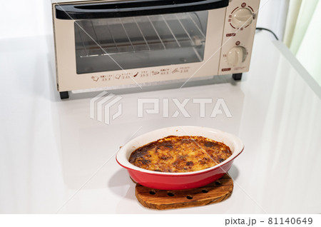 トースターで焼いたチーズカレー完成 トースターで焼いたチーズカレー完成 81140649