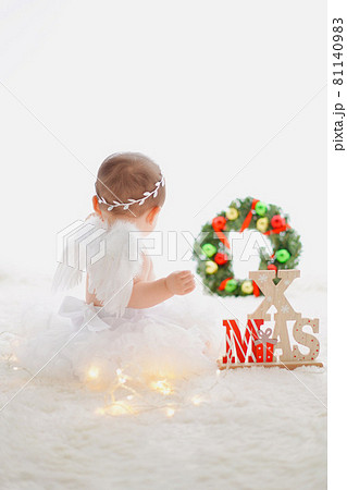 クリスマスに降り立った白い羽の赤ちゃん天使 81140983
