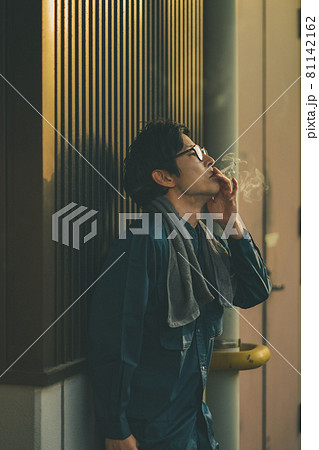 一服する労働者 81142162
