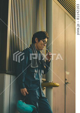 一服する労働者 一服する労働者 81142163