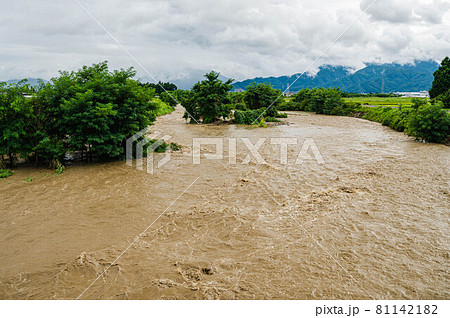 大雨後の増水した鎖川 松本市 大雨後の増水した鎖川 松本市 81142182