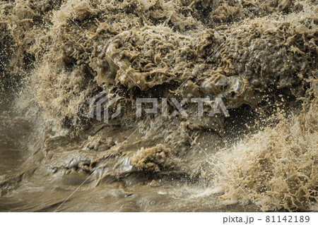 勢いのある濁流 81142189