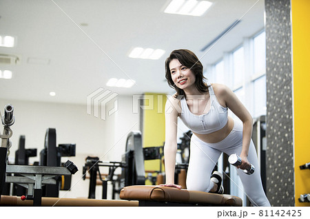 女性　トレーニング　スポーツジム　ワンハンドローイング　笑顔 81142425