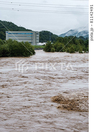 大雨で増水した川 大雨で増水した川 81142491