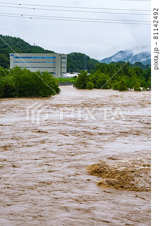 大雨で増水した川 大雨で増水した川 81142492