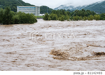 大雨で増水した川 81142493
