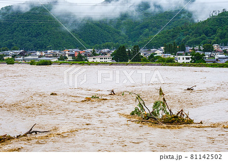 大雨で増水した川 81142502