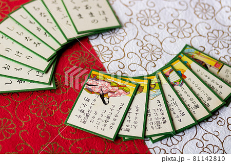 お正月の伝統的な遊び歌がるた「百人一首」 81142810