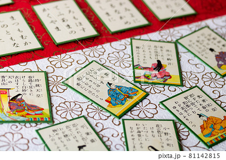 お正月の伝統的な遊び歌がるた「百人一首」 81142815