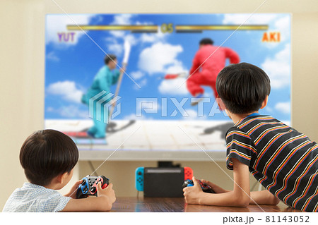 家庭用ゲーム機の画面とそれを楽しむ男の子 家庭用ゲーム機の画面とそれを楽しむ男の子 81143052