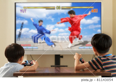 家庭用ゲーム機の画面とそれを楽しむ男の子 家庭用ゲーム機の画面とそれを楽しむ男の子 81143054