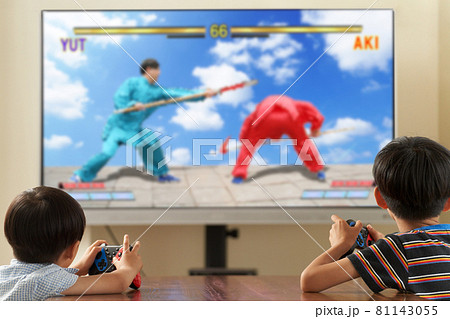 家庭用ゲーム機の画面とそれを楽しむ男の子 家庭用ゲーム機の画面とそれを楽しむ男の子 81143055