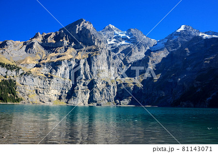 Panoramic view of Oeschinensee lake in Switzerland. 81143071