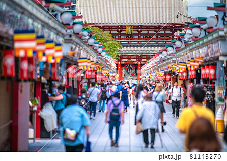 日本の東京都市景観 2万3917人全国最多・重症者1716人最多。高齢者天国化の浅草寺＝8月18日 81143270