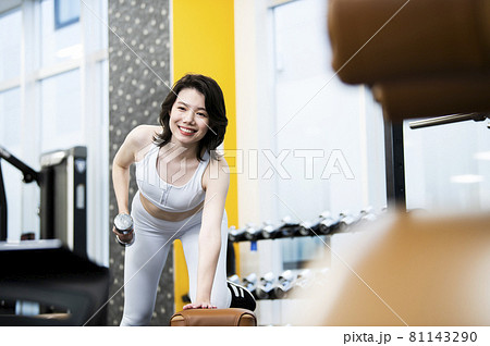 女性　トレーニング　スポーツジム　ワンハンドローイング　笑顔 81143290