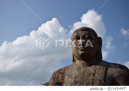 スリランカの世界遺産ポロンナルワ遺跡群にある石像ワタダーゲと空 81143497