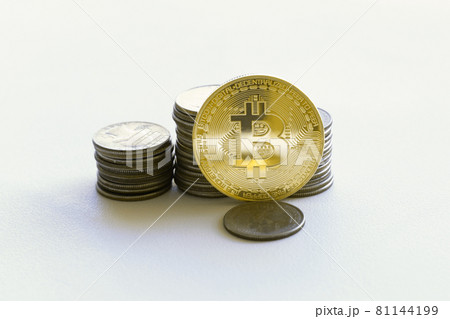 ビットコインと硬貨 81144199
