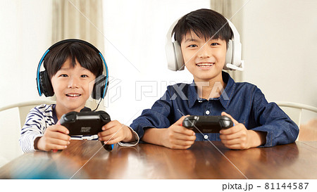 ヘッドセットをつけてテレビゲームを楽しむ男の子 81144587