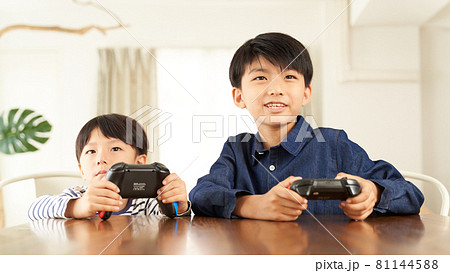 家庭用ゲーム機で遊ぶ2人の男の子 81144588