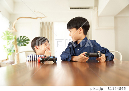 家庭用ゲーム機で遊ぶ2人の男の子 81144846