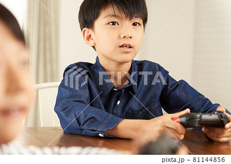 家庭用ゲーム機で遊ぶ男の子 家庭用ゲーム機で遊ぶ男の子 81144856