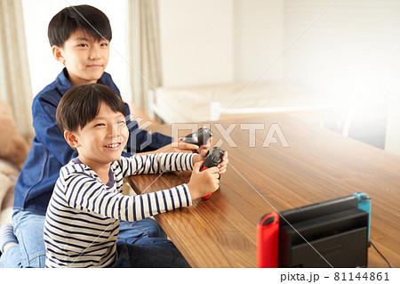 おうちでテレビゲームを楽しむ2人の男の子 81144861