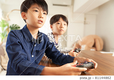 おうちでテレビゲームを楽しむ2人の男の子 81144862