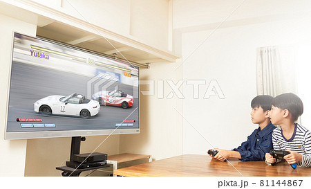 リビングでテレビゲームを楽しむ2人の男の子 リビングでテレビゲームを楽しむ2人の男の子 81144867