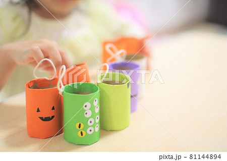 子どもと一緒にハロウィンの飾り作りと飾り付け 子どもと一緒にハロウィンの飾り作りと飾り付け 81144894