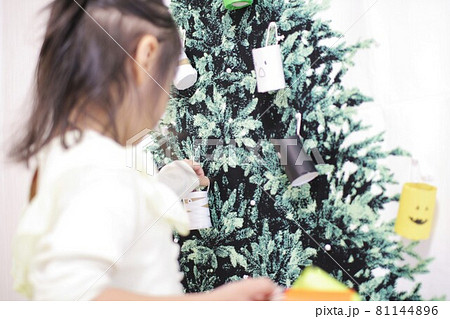 子どもと一緒にハロウィンの飾り作りと飾り付け 81144896