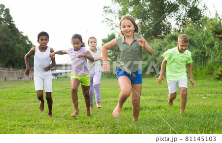 Boys and girls running 81145103