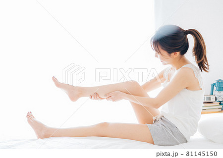 脚のスキンケアをする女性 81145150
