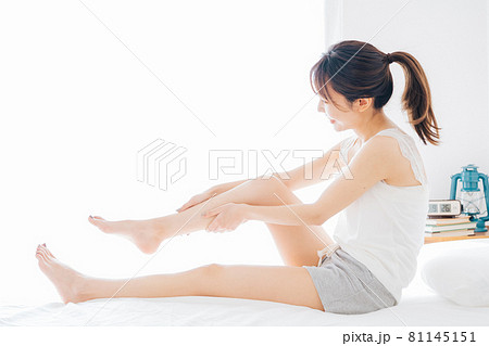 脚のスキンケアをする女性 81145151
