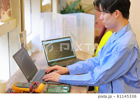 PCでデスクワークする電気エンジニア1 81145336