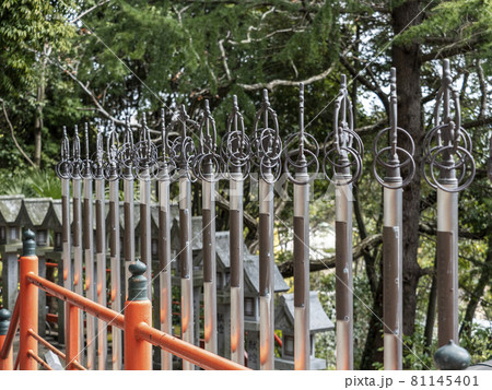 寺院に並べられた錫杖 81145401